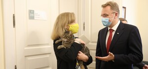 Фото дня: тимчасово повірена у справах США в Україні зустрілась з котячим мером Львова