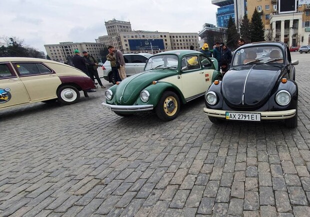 На площади Свободы — парад ретроавтомобилей. Фото: Типичный Харьков