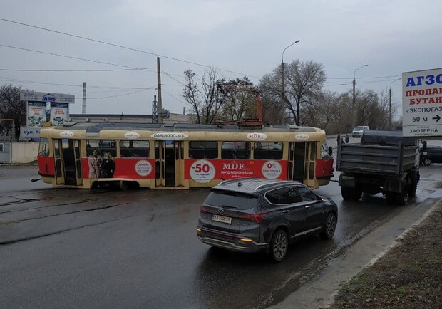 На улице Морозова трамвай сошел с рельсов. Фото: Telegram Kharkiv Today