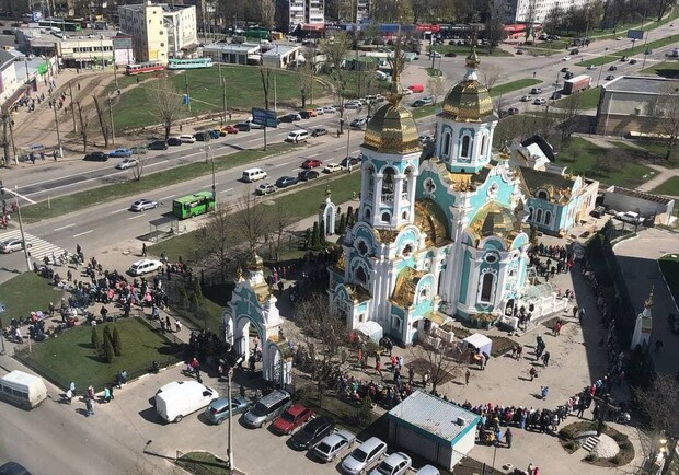 В Харькове — толпы людей возле храмов. Фото: ХС
