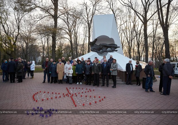 В  Харькове зажгли свечи и запустили в небо белые шары в память об аварии на ЧАЭС. Фото: city.kharkov.ua