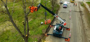 Один на всю Украину: в Днепре заметили чудо-технику для обрезки деревьев
