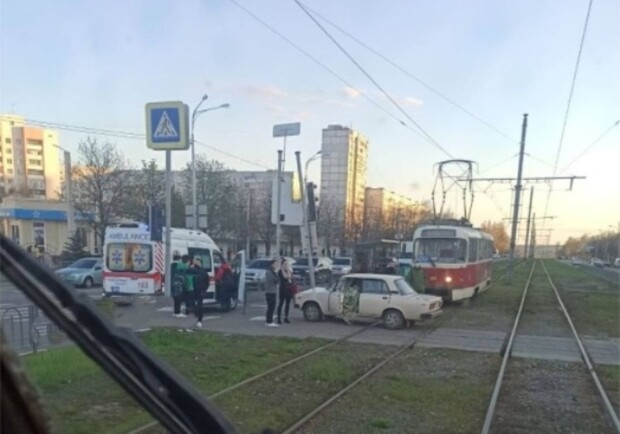 В Харькове неуправляемый ВАЗ влетел в светофор возле остановки. Фото: ХС