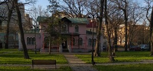 Уже не памятник: в Киеве обнесли строительным забором 120-летний дом