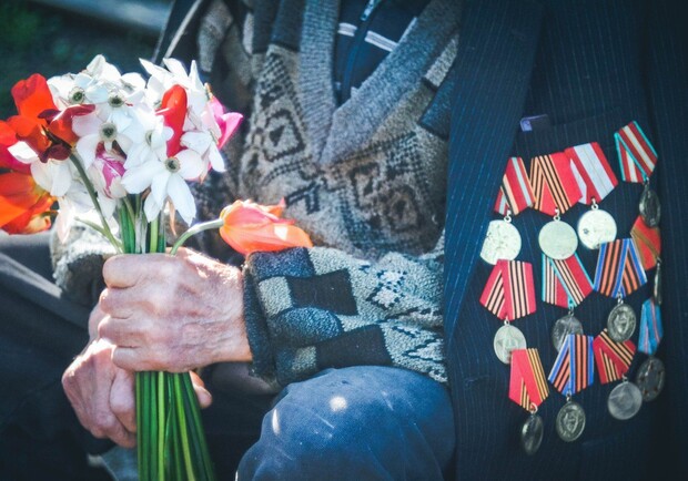 Харьковские ветераны получат деньги к 9 мая. Фото: calverthospice.org