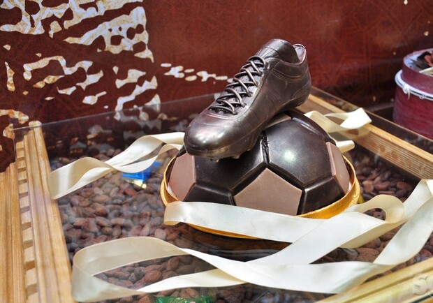 Фото "SQ". Из шоколада сделали даже футбольные кеды. 