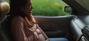 Успели: в Запорожье патрульные помогли роженице добраться в роддом (видео)