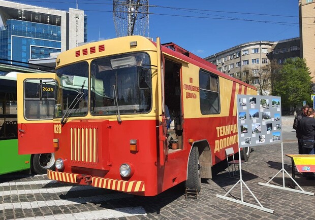 В центре Харькова — выставка троллейбусов. Фото: Vgorode