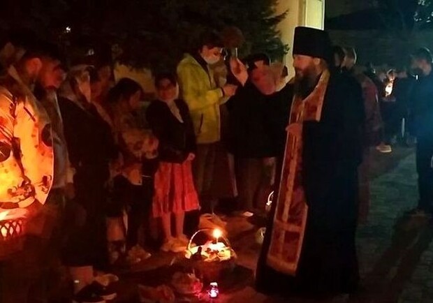 Целуют икону: как в Харькове начались пасхальные богослужения - фото