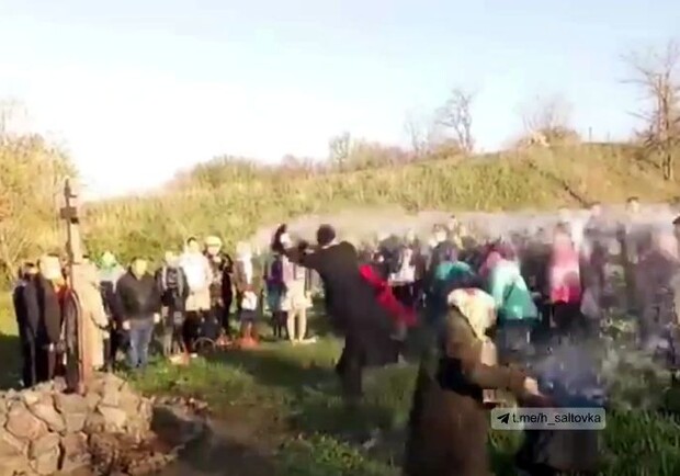 С разбега: под Харьковом священник окатил прихожан водой прямо из ведра - фото