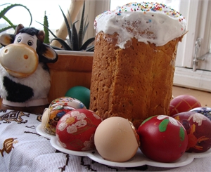 Пасха и крашеные яйца - традиционный праздничный стол. Фото Николая Лещука