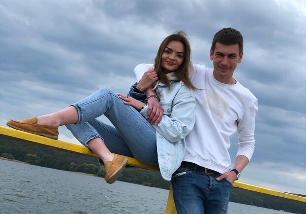 Сковавшая себя пара из Харькова планирует продать цепь. Фото: instagram.com/wecontacted/