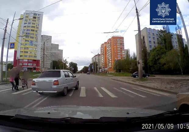 Чуть не сбил детей на переходе: в Харькове патрульные нашли и оштрафовали водителя - фото