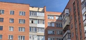 Подними голову: в Полтаве с крыши многоэтажки свисает лист металла