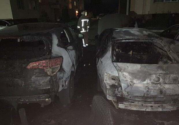В Харькове сожгли два автомобиля. Фото: kh.dsns.gov.ua