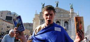 Згоди не давав: львівський письменник Костя Грек судиться через використання його образу