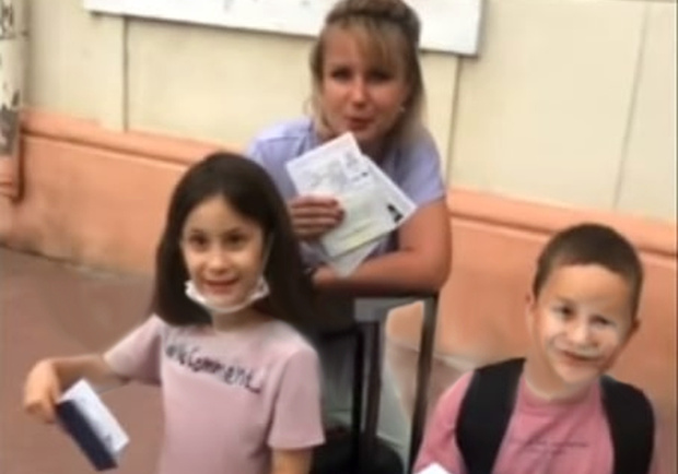 Показательно выбросили украинские паспорта: пограничники пояснили, почему не пустили в Стамбул харьковчанку с детьми - фото