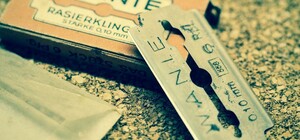 Жестокий случай: в одесском сквере мужчине порезали лицо из-за телефона