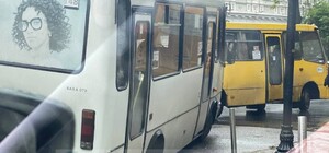 Провал дороги: в центре Одессы маршрутка влетела в яму (обновлено)