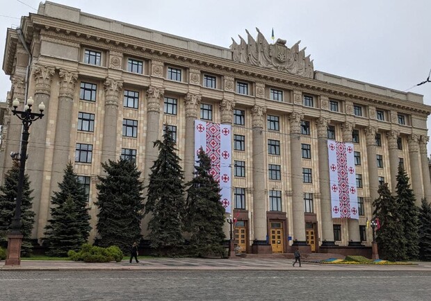 Здание ХОГА украсят узорами в честь Дня вышиванки 2021. Фото: sq.com.ua