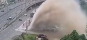 Горячий гейзер: на Демеевке из-за прорыва трубы пострадало 12 машин