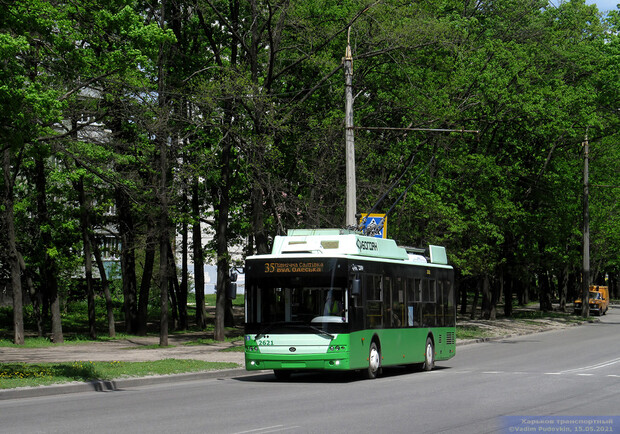 На Новых домах пассажиры толкали троллейбус. Фото: gortransport.kharkov.ua