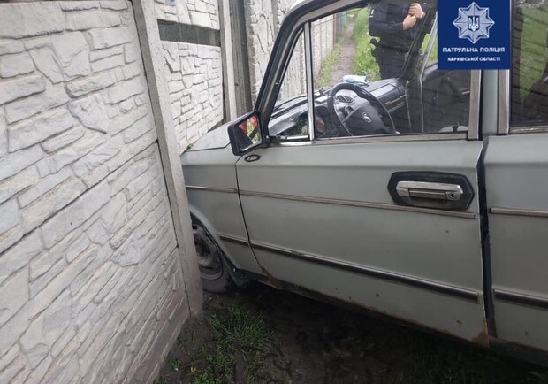 В Харькове легковушка врезалась в забор. Фото: патрульная полиция