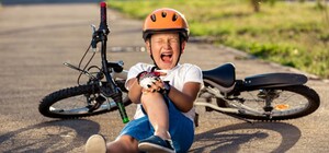 Невдало впав: львівські лікарі дістали зі стегна 12-річного хлопця кермо велосипеда