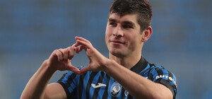 Вручат награду: украинский футболист Руслан Малиновский стал лучшим игроком Серии А в мае