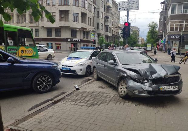 В центре Харькова столкнулись пять автомобилей. Фото: СТО Харьков