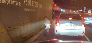 Мама заставляет: в центре Днепра маленький ребенок ходит по дороге и просит денег