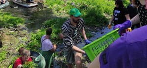 Помогали водолазы и спасатели: десятки харьковчан расчищали мусорные 