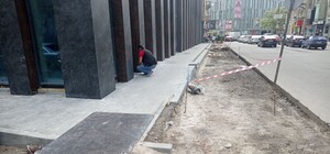 Почти как дома: в Днепре укладывают брусчатку с подогревом