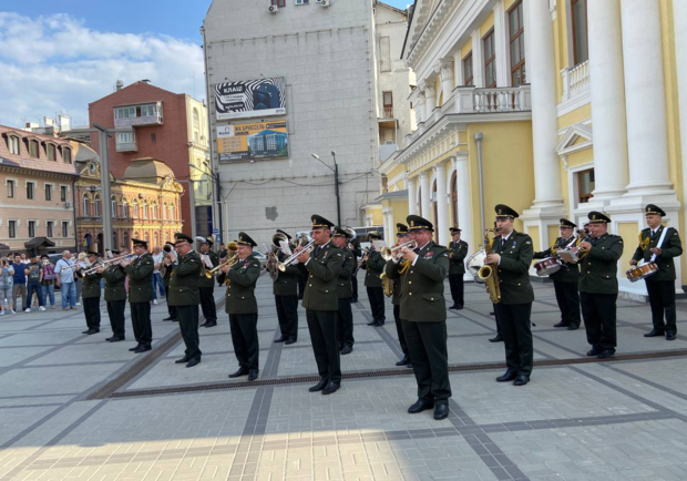 Военный оркестр дает концерт перед Харьковской филармонией. Фото: Сергей Тараненко. "Где в Харькове"