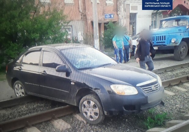 В Харькове пьяный водитель застрял на рельсах. Фото: патрульная полиция
