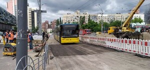 Прорыв трубы возле Ocean Plaza: на улице Антоновича возобновили движение транспорта