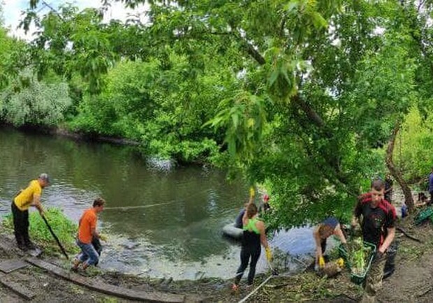 Около ста харьковчан очистили мусорный "остров" на реке Уды. Фото: "Экоакция "Чистые Уды"