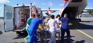 Поражены легкие: 3-летнюю девочку на самолете доставили из Запорожья в Киев