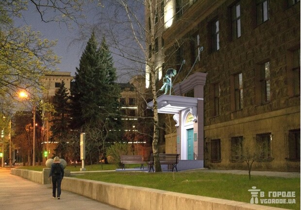 Над входом в ХНУ имени Каразина установят памятник. Визуализация: prozorro.gov.ua