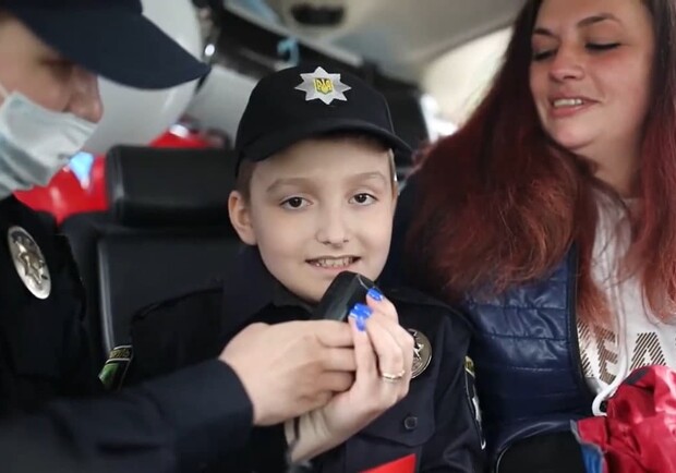 В Харькове патрульные осуществили мечту тяжелобольного мальчика. Фото: скриншот видео