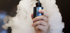 В Украине хотят запретить курение электронных сигарет в общественных местах
