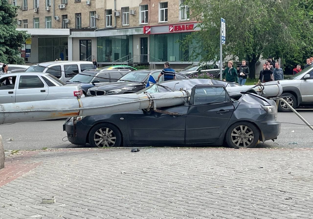 В Харькове упавший столб расплющил Mazda. Фото: Труха