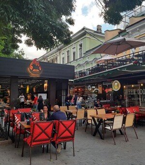 Обнаглели вкрай: кафе и рестораны, которые захватили тротуары в Одессе