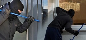 Выбили стену: на проспекте Гагарина воры обокрали магазин мобильной техники