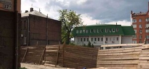 Недалеко от Cascade Plaza: в Днепре жилой дом сползает в 15-метровую яму