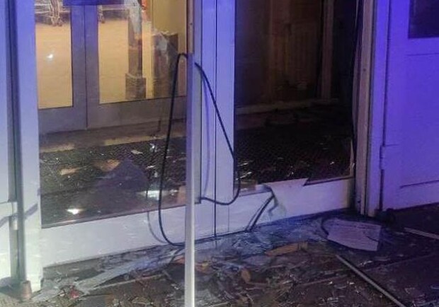 Украли деньги: в харьковском супермаркете произошел взрыв - фото