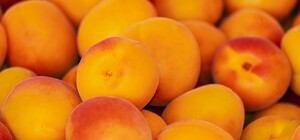 Какие цены: в супермаркетах и на рынках начали продавать абрикосы