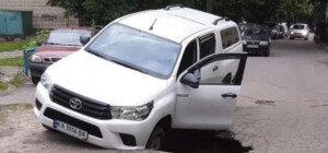 Очередной провал: на Соломенке под автомобилем провалился асфальт