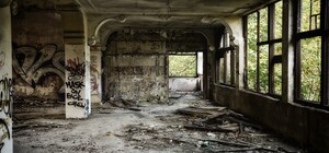 Доигрался: в недострое на Дорогожичах подросток упал с третьего этажа