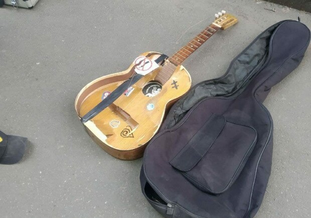 В Харькове мужчина напал на уличного музыканта и украл гитару. Фото: патрульная полиция